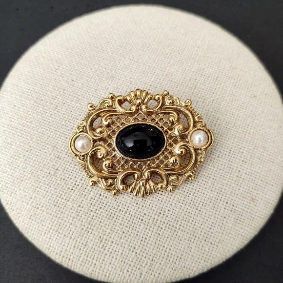 Vintage gold, black and faux pearl brooch - Picture 2 of 9